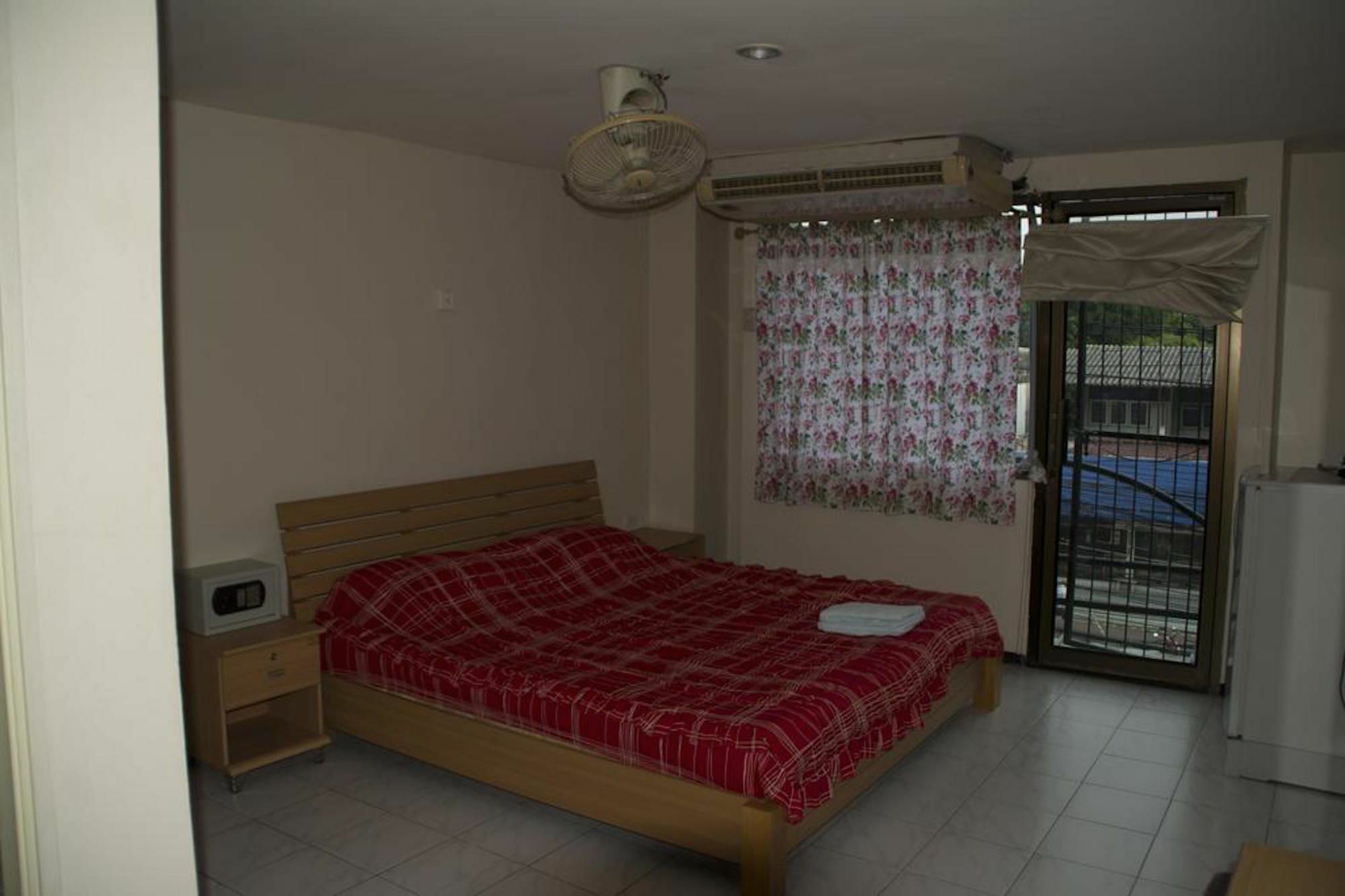 Ryan'S Bar Hotel Pattaya Buitenkant foto